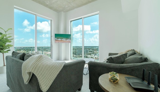 Penthouse Condo, minutes from Downtown & from the Beach
