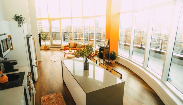 *Penthouse* - Luxe Stay with Views - Free Parking
