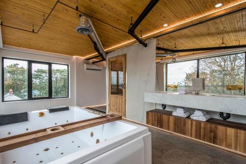 Penthouse - Spa-Inspired Guest Suite, Halifax Rooftop Home