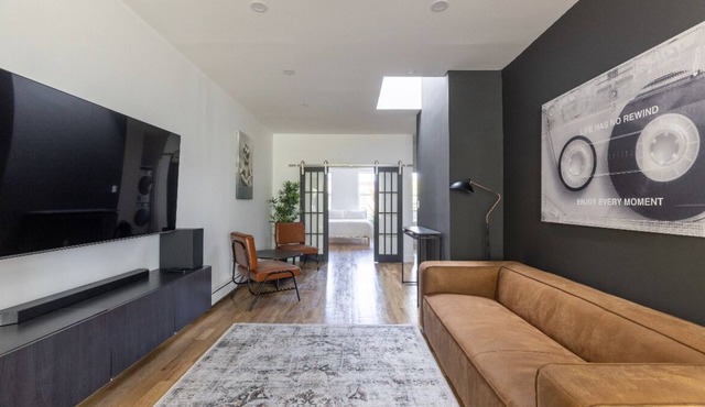 Penthouse Suite; Weekly cleanings, Fast WiFi, Washer/Dryer