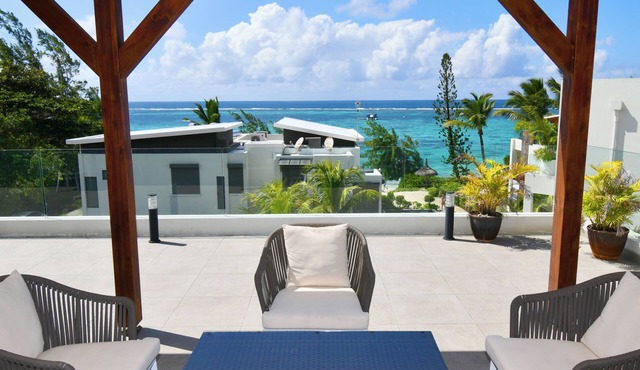 Penthouse sur la Plage de Belle Mare , Ascenseur Privé , Belle vue Mer, Piscine
