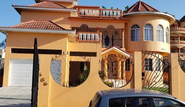 PENTHOUSE VIEW AND FLATS VACATION HOME (#3 STUDIO Apartment)