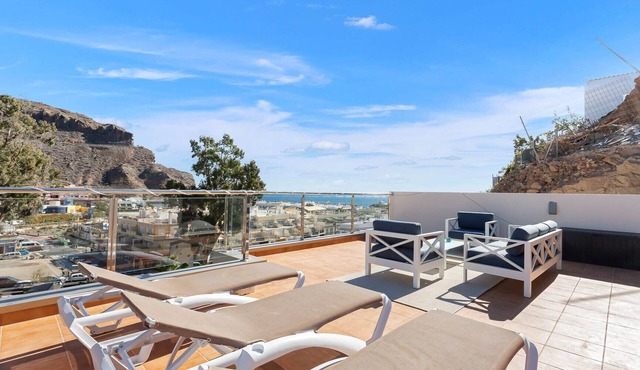 Penthouse with great terrace and sea views