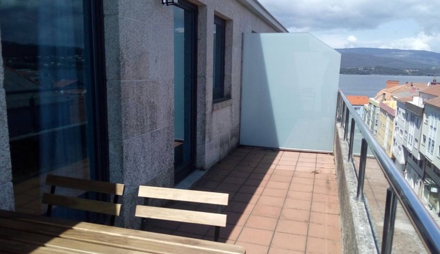 Penthouse with large terrace and sea views, with free WiFi