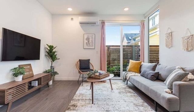 Perch - Centro Guesthouse E: Cozy Townhome w/Parking, Deck & Pet Friendly