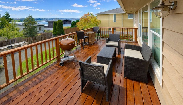 Perch - LFP View Home: Cozy 4BR Home, Lake Washington View Deck, Backyard