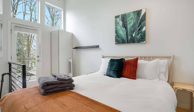 Perch - Pigeon Point Hideaway: Beautiful West Seattle 2BR Home