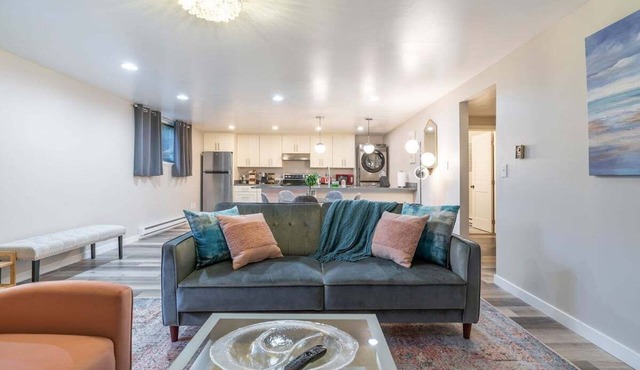 Perch - Queen Ann Flat: Spacious and Cozy 2BR home w/Parking