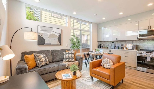 Perch - Trendy hideaway near Seattle's heart. Take in the Mt Rainier views!