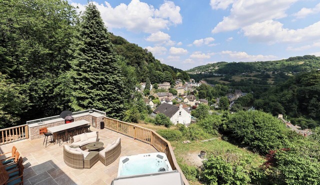 Perched above Matlock Bath, 37 Steps is a stylish upside-down home designed to make the most of its incredible views across the valley. With a sociable open-plan living space, four ensuite bedrooms, and a showstopping terrace with hot tub.