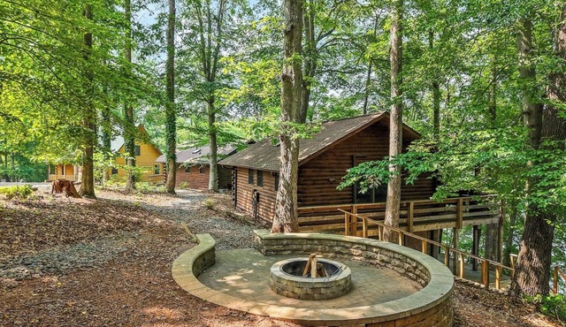 Perched privately on a bluff with breathtaking sunrise views over Smith Mountain Lake, this cozy remodeled 2BR/1BA log cabin offers queen memory-foam beds, well-stocked granite kitchen (farm-fresh eggs!), covered deck, stone fire pit, huge dock.