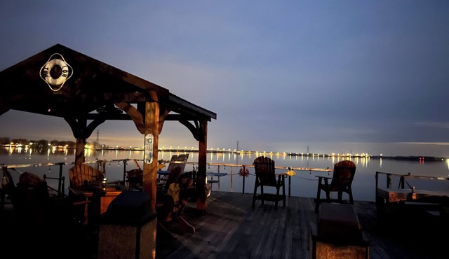 Perfect 2-bedroom water front cottage with Boat docks, west side of Sandusky