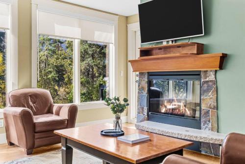 Perfect 2BR Canmore Getaway Pool and Hot Tub Access