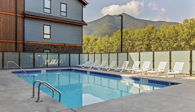 Perfect 3 bed-2 bath Top Floor Hot Tub Heated Pool Gym