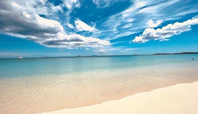 Perfect beach front condo in Simpson Bay Beach 2 bedroom+ Loft, 2.5 Baths.