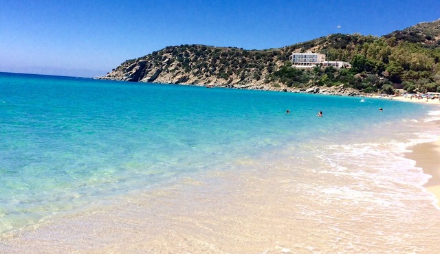Perfect beachside location - 40 metres from the sea. (Free Wi-Fi)