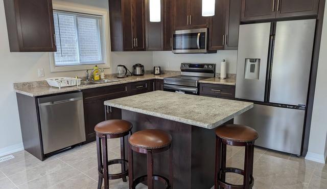 Perfect blend of Comfort, Convenience, and Adventure! 15 min from Niagara Falls!