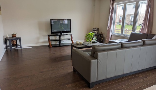 Perfect blend of Comfort, Convenience, and Adventure! 15 min from Niagara Falls!