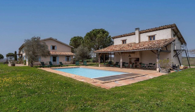 Perfect Countryside Retreat, Private Heated Pool & Panoramic Views - 5mins from Monclar-de-Quercy!