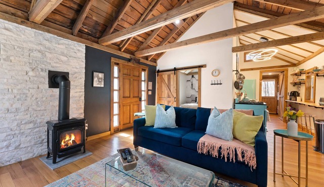 Perfect Couples’ Cabin: Fireplace, Firepit, & Wine Nearby