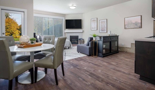 Perfect Couples Escape! Next to MAX Station ~ 7Miles 2 Downtown ~ Pet Friendly ~ Bright & Open