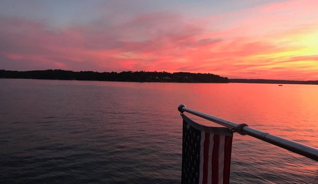 Perfect Family getaway with main lake views & private beach-dog friendly