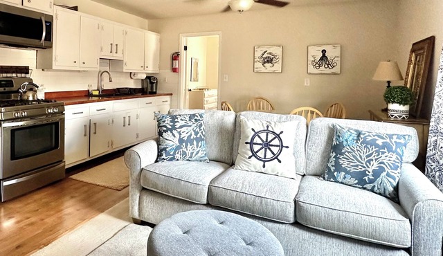 PERFECT FOR COUPLE/FAMILY.BEACH LOCKER W/GEAR ON BEACH. GREAT LOCATION BOOK NOW
