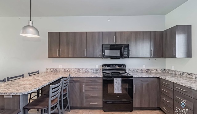 Perfect for Groups Full Kitchen Gym & Free Parking