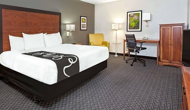 Perfect for Groups! 4 Units Near Wax Museum, with FREE Bfast & Parking, Pool!