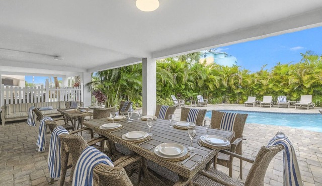 Perfect for large groups, Steps to the Beach. Private Pool & Putting Green.