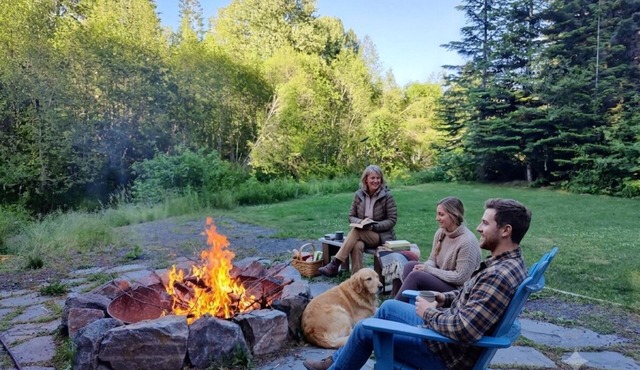 Perfect getaway: riverfront, hot tub, fire pit, 3+ bdr, king beds, board games