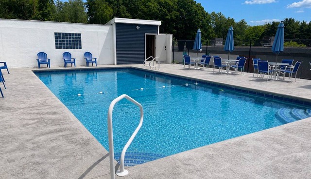 Perfect Gilford Stay Parking, Pool, WiFi & BBQ Incl