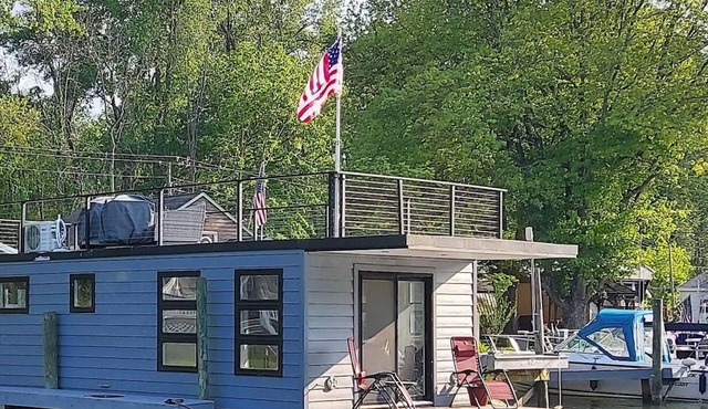 Perfect house boat with 1 bedroom in delightful Waterloo