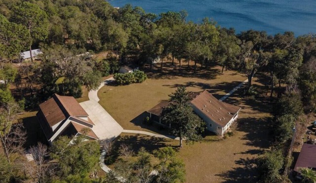 Perfect Lakefront Getaway on clear deep private lake 20 min from Gainesville