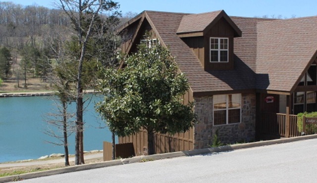 Perfect Lakefront Lodge with Beautiful Ozark Mountain View’s!