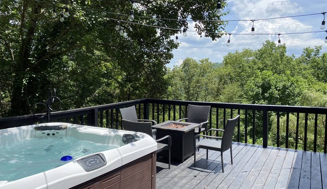 Perfect Location, Close to town, Pet Friendly Cabin with a View, NEW HOT TUB