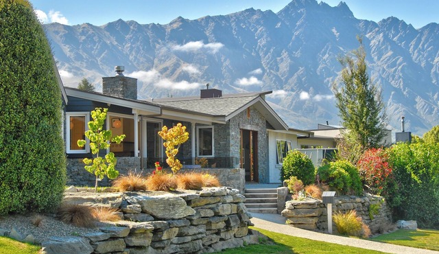 Perfect Location. Cute as holiday home in the heart of old Frankton.