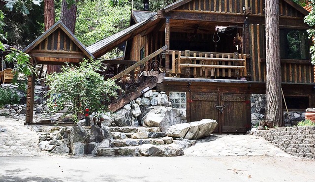 Perfect Location! Hiker's and Dogs (2) Paradise.! Walk to Trails!