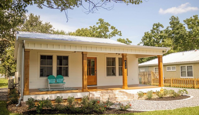 Perfect location in Ocean Springs! Walk to downtown & beach! Mother's Place