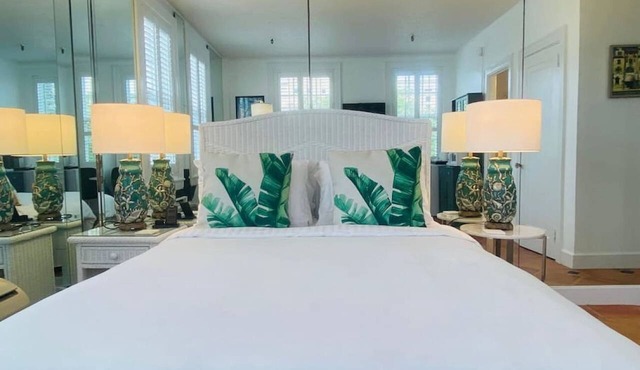Perfect locationTropicalCharm Condo Studio w pool, Steps to Beach,Dining
