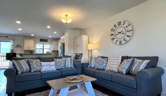 Perfect Mt. View Townhouse | Garage | Deck | BBQ