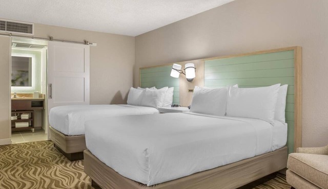 Perfect Orlando Getaway! Outdoor Pool with Slides, Shuttle to Disney Parks