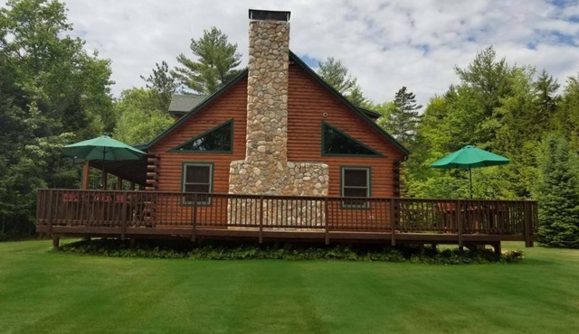 Perfect Pemi Riverfront Log Cabin, Great for Families, Sleeps 10.