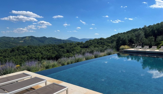 Perfect quiet country farmhouse sleeps 12, stunning infinity pool, superb views,