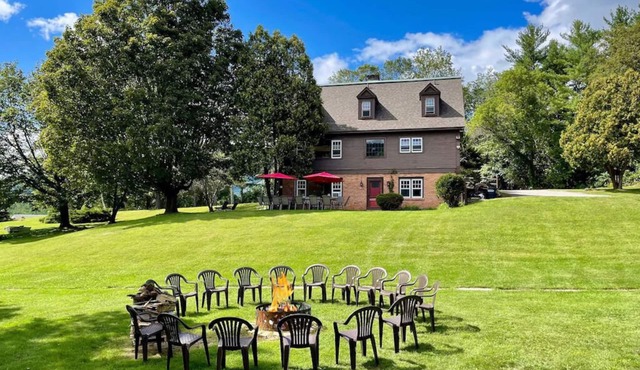 Perfect Reunion House for 18! 8 bedrooms, 5 baths, Pool, Tennis, Big lawn, Dogs!