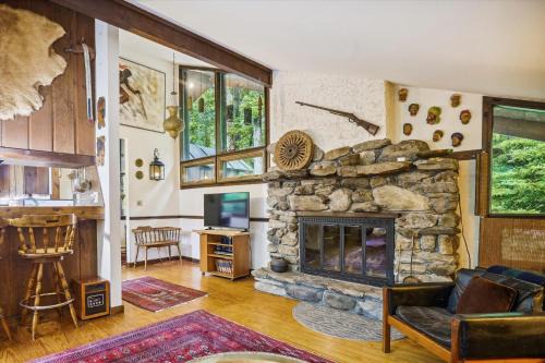 Perfect secluded 3 bedroom cozy getaway home Hawk Landing