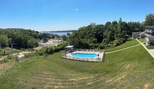 Perfect Weekend Getaway! Condo With Great River Views! Pool!