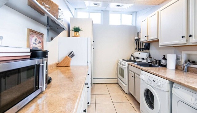 Perfectly Helena - downtown daylight basement apt