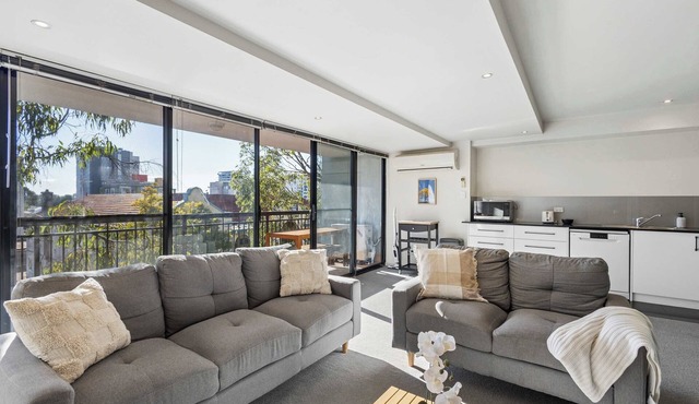 Perth 2 Bed Apartment: Sauna & Pool