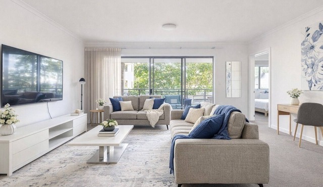 Perth CBD Retreat With Pool, Gym & Parking